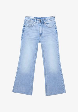 Svijetloplave traperice visokog struka širokih nogavica s prednjim gumbima, patentnim zatvaračem i dizajnom s pet džepova, prikazane na bijeloj pozadini.