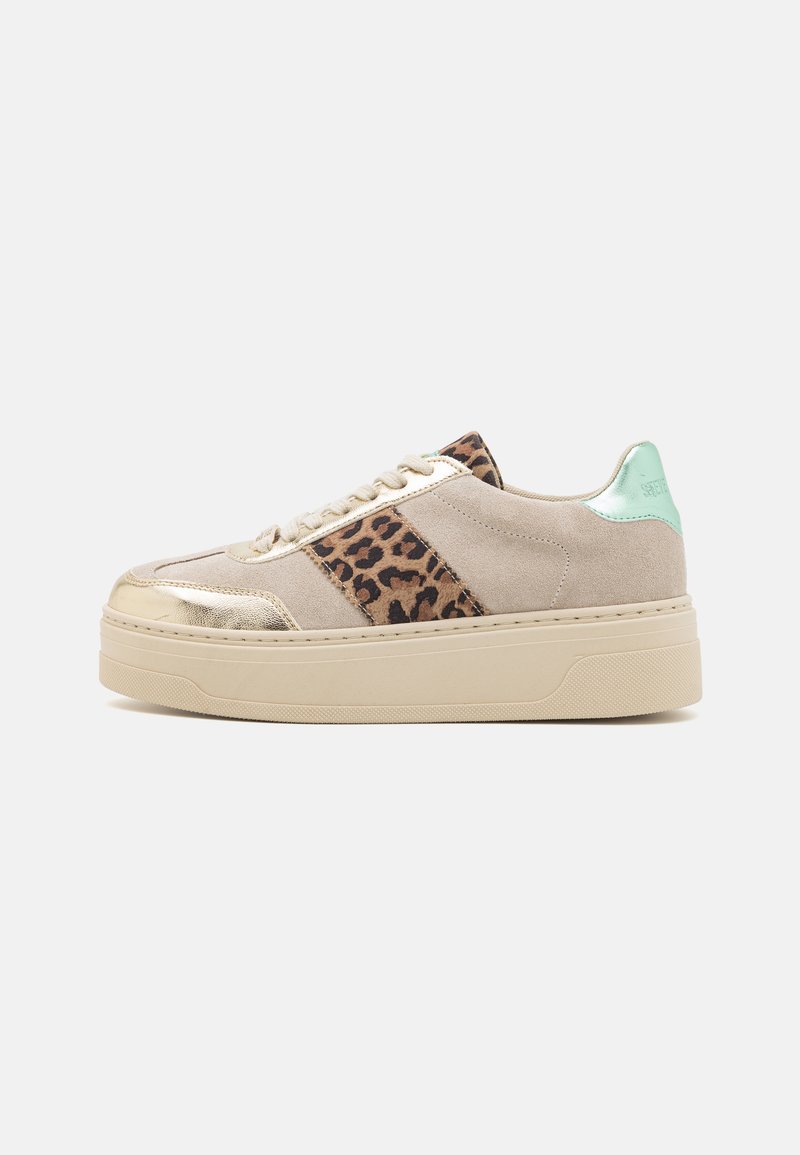 Beige Sneaker mit metallisch goldenen Akzenten, Leopardenmuster-Seitenpanel und mintgrünem Absatz. Verfügt über eine strukturierte Oberfläche und eine dicke Sohle.