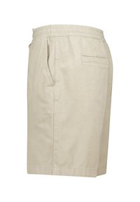 Pantalones cortos de algodón beige con cintura elástica, bolsillos laterales y un bolsillo trasero. La tela tiene una textura suave y un corte clásico.