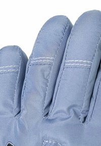Helle blaue Handschuhe mit einer weichen, strukturierten Oberfläche, verstärkten Nähten und einem Fünf-Finger-Design für Geschicklichkeit.