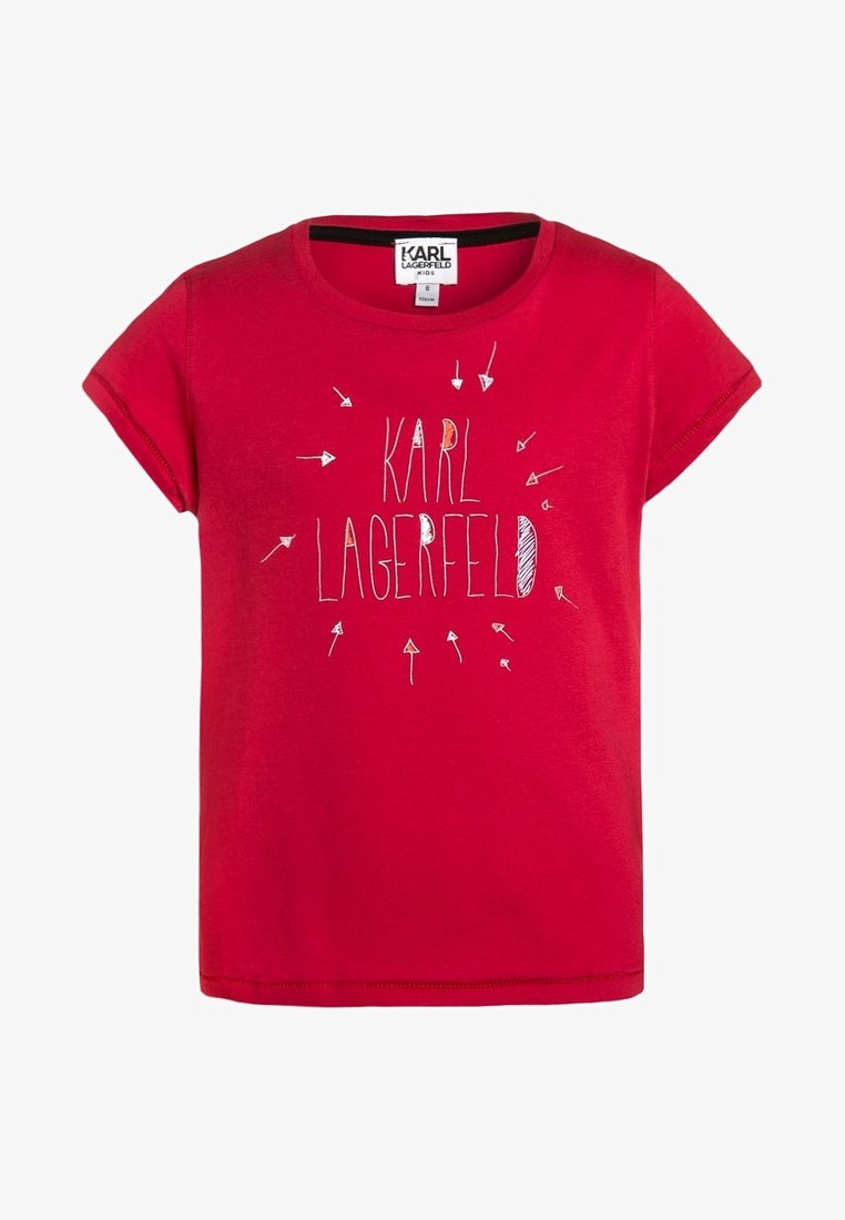 Rød kortærmet børne-T-shirt med "KARL LAGERFELD" tekst i hvid, omgivet af håndtegnede hvide pile på forsiden.