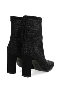 Botas negras hasta el tobillo con una superficie texturizada, adornadas con pequeños rhinestones. Tacones cuadrados. Cremalleras en los laterales para un fácil calzado.