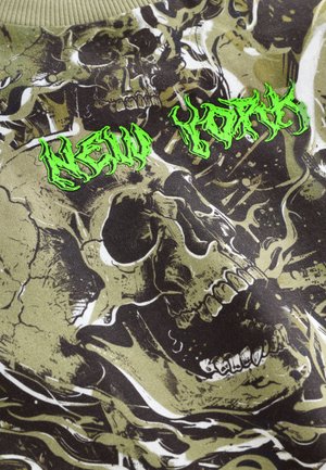 Baumwoll-Sweatshirt mit einem Muster aus Totenköpfen in dunklem Olivgrün und Schwarz. Mit leuchtend grünem Text "NEW YORK" in einer stilisierten Schriftart.