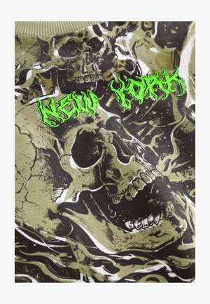 Hanorac din bumbac cu un model de cranii verde măsline închis și negru. Prezintă text verde aprins „NEW YORK” într-un font stilizat.
