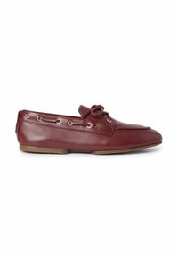 Mocassin en cuir bordeaux pour hommes avec détail nœud, logo métallique latéral, bout cousu et semelle en caoutchouc sur fond blanc.