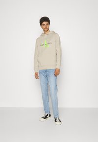 Calvin Klein Jeans SEASONAL MONOLOGO REGULAR HOODIE - Sudadera - plaza taupe/acid light