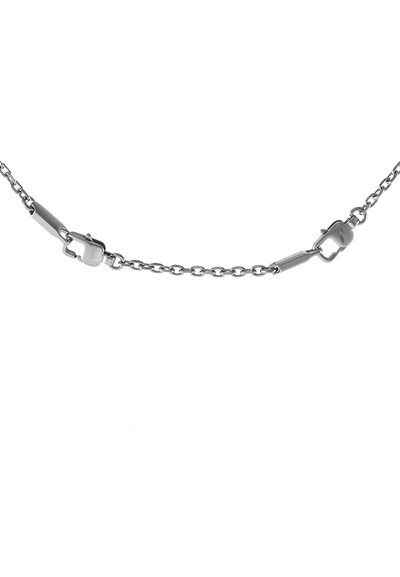 Collana in metallo con maglie alternate lisce e texture. Di colore argento, dotata di una chiusura a granchio sicura.