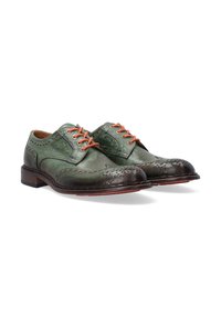Groene leren brogue schoenen met oranje veters, voorzien van decoratieve perforaties, ronde neuzen en een houten hak. Getextureerde bovenkant.