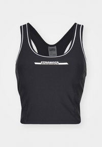 Svart sports-bh laget av elastisk stoff. Har en rund utringning, tykke stropper og hvite detaljer med "STRONGER" trykt på forsiden.