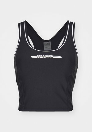Crop top de sport noir en tissu extensible. Il présente un col rond, des bretelles épaisses et des accents blancs avec "STRONGER" imprimé sur le devant.
