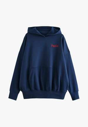 Sötétkék kapucnis pulóver, puha anyagból készült, elöl kenguruzsebbel és a mellkasán egy piros "Coca-Cola" logóval.