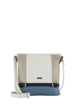 Umhängetasche aus strukturiertem synthetischem Material mit einem geometrischen Design in Weiß, Beige und Blau. Verstellbarer Schulterriemen und Metallakzente.