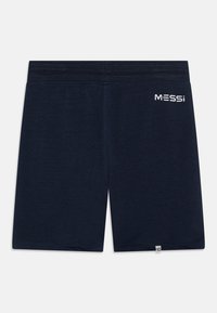 Mørkeblå idrettsshorts med en glatt tekstur, med hvit "MESSi"-logo på midjebåndet og en liten merkelapp i sømmen.