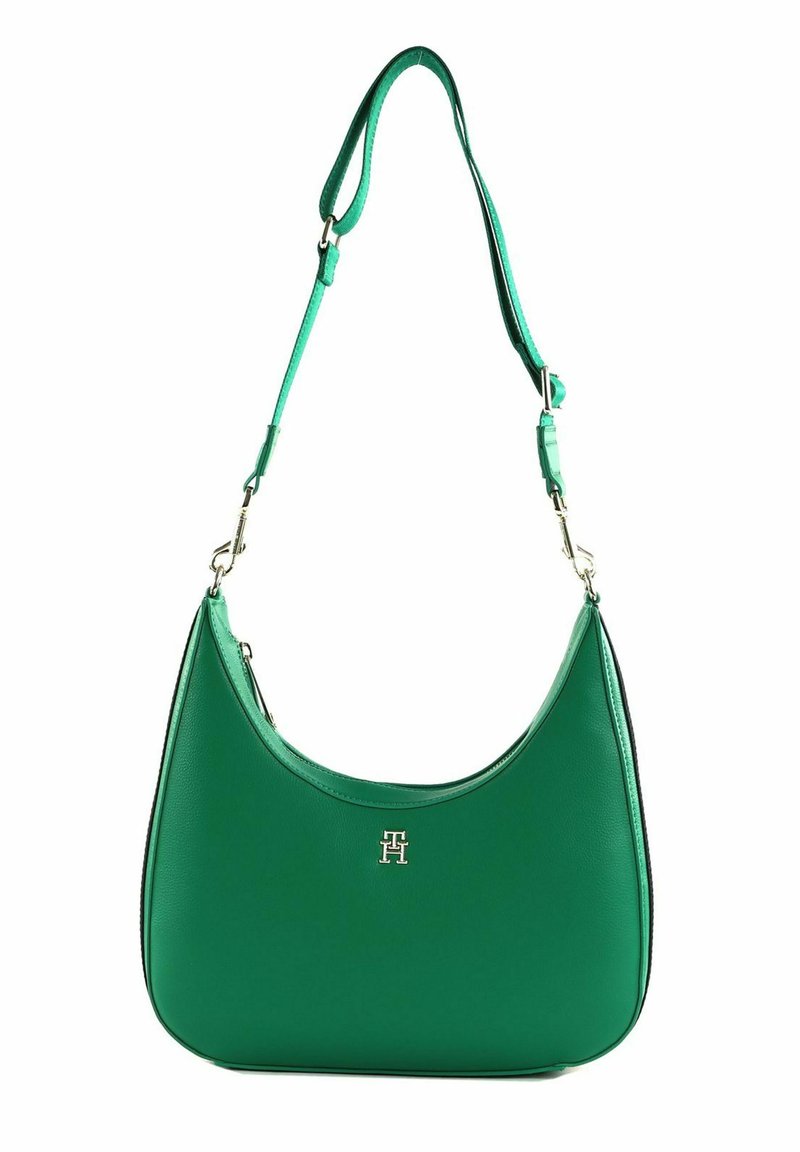 Grüne Leder-Schultertasche mit geschwungenem Design, ausgestattet mit einem silbernen Logo-Akzent und einem verstellbaren Tragegurt. Glatte Textur mit minimalistischem Design.