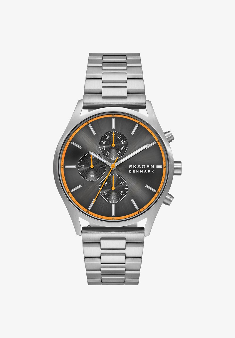 Hopeanvärinen Skagen Denmark kronografi-kello harmaalla kellotaululla, oransseilla korostuksilla, kolmella apunäytöllä ja ruostumattomasta teräksestä valmistetulla linkkirannekkeella.