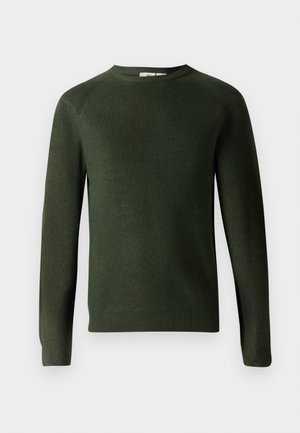 Groene geribbelde trui met lange mouwen, ronde halslijn, textuurstof en een getailleerde snit. Eenvoudig ontwerp zonder aanvullende patronen of accenten.