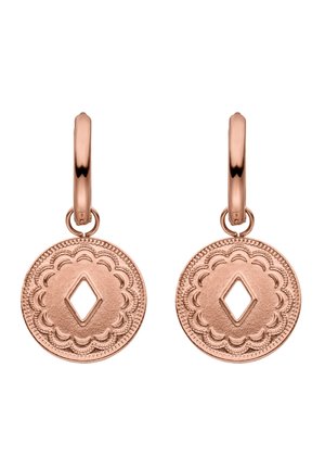 Boucles d'oreilles créoles en or rose avec pendentifs ronds texturés en forme de pièce comportant une découpe en forme de diamant et un motif de bord festonné.