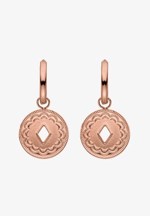 Boucles d'oreilles créoles en or rose avec pendentifs ronds texturés en forme de pièce comportant une découpe en forme de diamant et un motif de bord festonné.