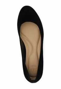 Ballerines en suédine noire avec un bout arrondi, semelle intérieure beige avec un léger contour, et sans matériel ou accents visibles.