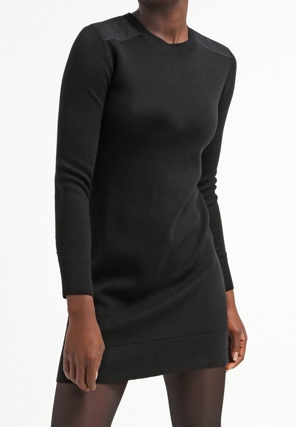 Robe en pull noir avec un col rond et des manches longues, présentant des empiècements texturés aux épaules et des poignets côtelés, silhouette ajustée.