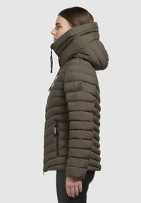 Olīvu zaļš pufīgais mētelis ar augstu kaklu, ar rāvējslēdzēja kabatām, horizontālu quilted dizainu un regulējamu kapuci ar auklām.