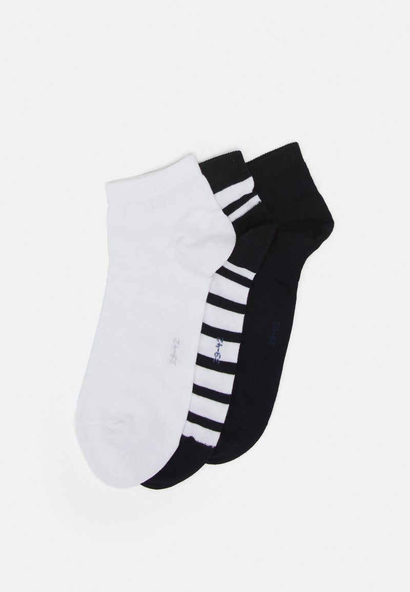 Calcetines de algodón para el tobillo en un paquete de tres: uno blanco sólido, uno negro sólido y uno negro con rayas blancas. Textura suave, diseño estándar.