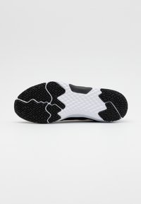 Suola di scarpa sportiva nera con grip in gomma testurizzata e motivi geometrici, accompagnata da una intersuola bianca. Superficie liscia e bordi curvi.
