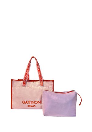 Pinkfarbene Tragetasche mit orangefarbenem Rand und Griffen mit der Aufschrift "Gattinoni Roma" neben einem kleineren hellvioletten Reißverschlussbeutel mit orangefarbener Reißverschlussschnalle.