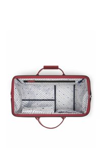 Sac de voyage rouge avec un extérieur texturé, doté d'un intérieur ouvert tapissé d'un motif rayé et de plusieurs compartiments pour l'organisation.