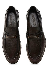 Bruine leren loafers met een gestructureerd oppervlak, voorzien van een decoratieve metalen gesp en een gladde, rondere toelopende zool.