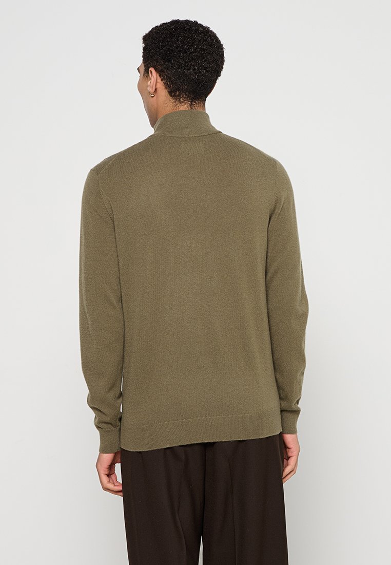 Sweter w oliwkowym kolorze, średniej grubości materiał, wysoki kołnierz, długie rękawy, ściągacze przy rękawach i u dołu, gładka struktura, brak widocznych wzorów lub elementów metalowych.