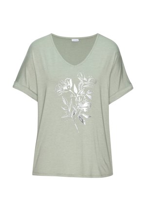 Hellgrünes T-Shirt mit kurzen Ärmeln und V-Ausschnitt, mit hochgekrempelten Ärmeln und einem weißen Blumenmotiv in der Mitte vorne.