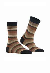 Gestrickte Socken mit einem mehrfarbigen, wellenförmigen Muster in erdigen Tönen von Braun, Beige und Schwarz, mit einem einfarbigen schwarzen Bündchen und Zehenakzenten.