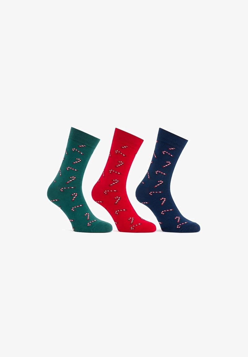 Zestaw trzech bawełnianych skarpetek z wzorem w pastylki cukrowe. Kolory to zieleń, czerwień i granat. Każda skarpeta ma ściągacz.