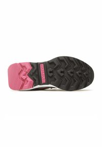 Suola della scarpa con una superficie in gomma nera testurizzata, intersuola rosa e motivo a zigzag. Branding presente in un'area rettangolare sul tallone.