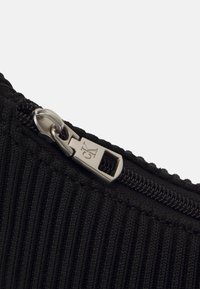 Calvin Klein Jeans CRESCENT SMALL - Käsilaukku - black