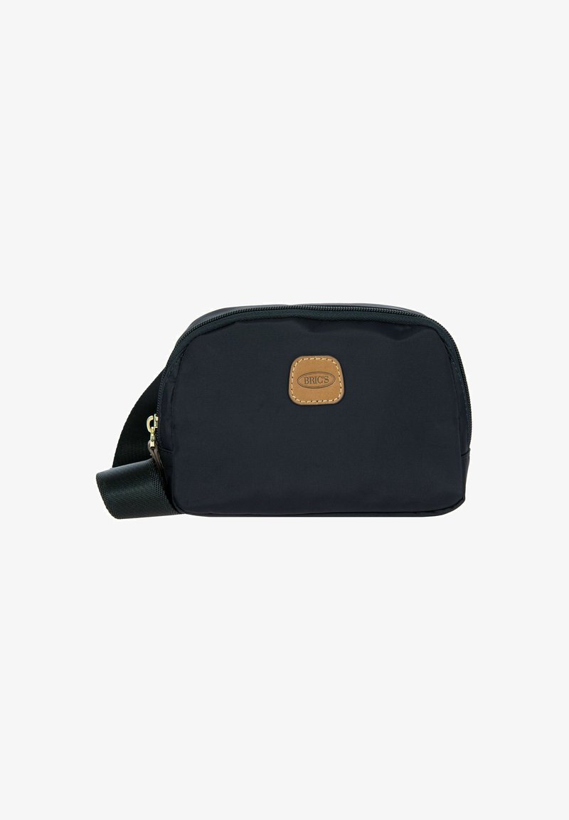 Borsa cosmetica in nylon nero con forma arrotondata, zip superiore e accentuazione in pelle con logo. Include una tracolla staccabile per versatilità.