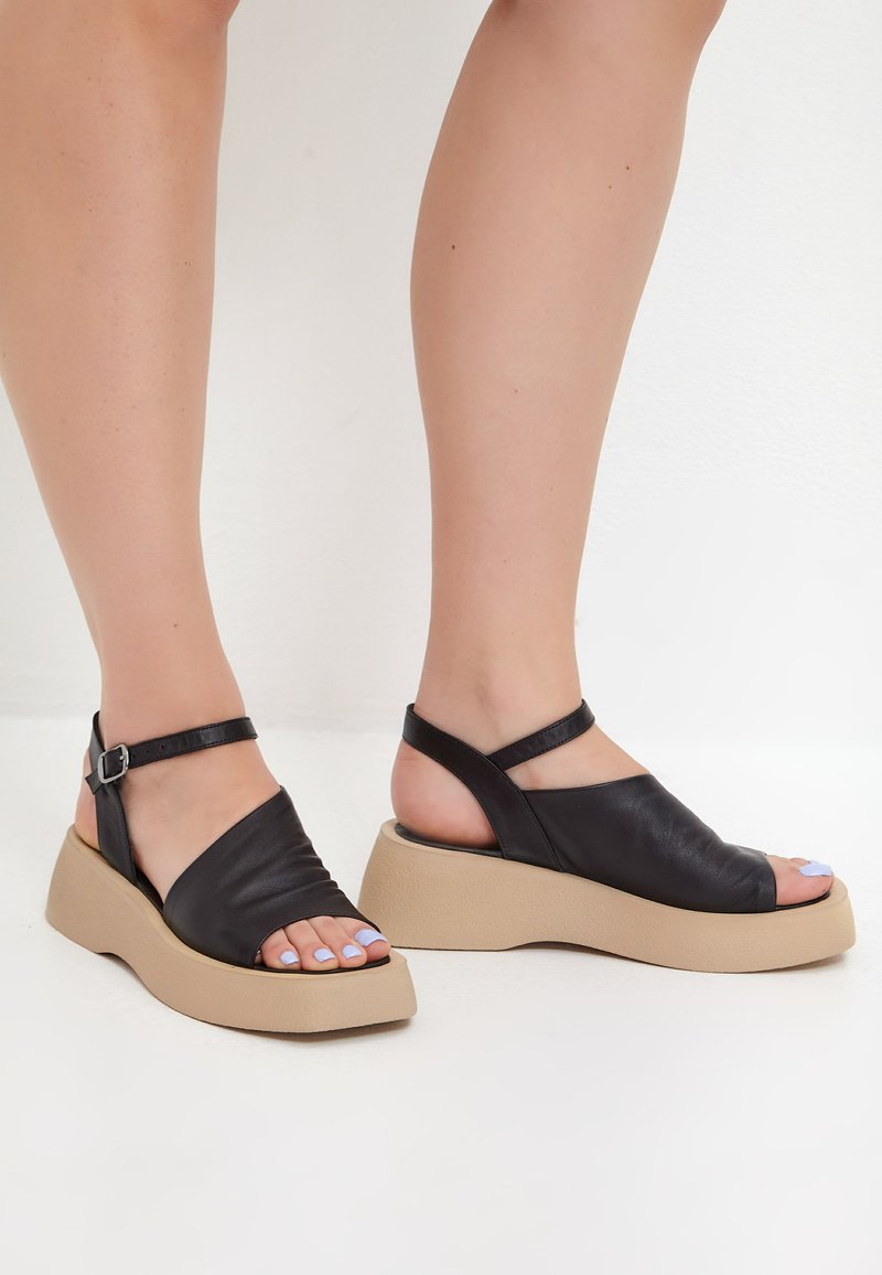 Cesare Gaspari Sandalias con plataforma - black