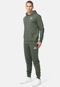 Lonsdale NORMALE PASSFORM ERIBOLL - Treniņtērpa apakšdaļas - green white