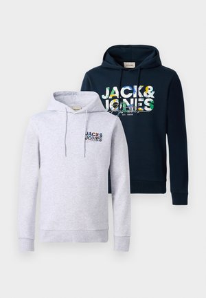 Twee hoodies: één grijs met een klein logo en één marineblauw met een groot meerkleurig logo. Beide hebben verstelbare trekkoorden en ribbenmanchetten.
