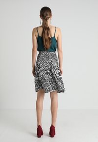 mint&berry A-linjainen hame - black