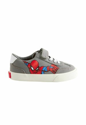 Grå børnesneaker med hvid sål, snørebånd og rem, med en farverig Spiderman grafik på siden.