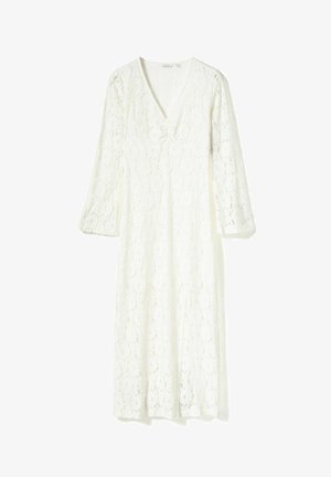 Fehér csipkeruha V-nyakkivágással, háromnegyedes ujjakkal és térd alá érő szabással. Virágos csipkemintával és enyhe hasítékkal az alján.