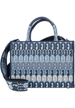 Rechteckige blaue Handtasche mit gemustertem Bogen-Design in Blau- und Weißtönen, mit zwei kurzen Griffen und einem breiten Schulterriemen.