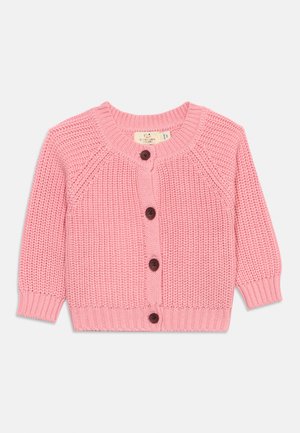 Cardigan roz tricotat pentru bebeluși, cu mâneci lungi, decolteu rotund și patru nasturi de culoare maro închis pe partea din față.