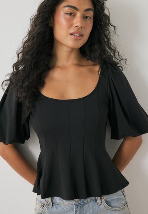 Haut noir avec un décolleté carré, des manches bouffantes et des détails froncés aux épaules. Le tissu est lisse et légèrement cintré, s'évasant à la taille.