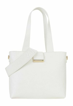 Sac cabas Valentino blanc avec large bandoulière, plaque logo dorée et forme rectangulaire simple.