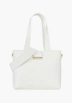 Sac cabas Valentino blanc avec large bandoulière, plaque logo dorée et forme rectangulaire simple.