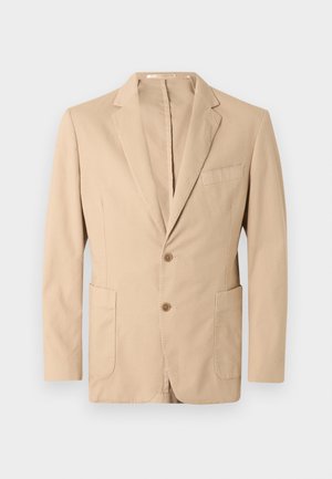 Beżowa męska marynarka z klapami z wycięciem, dwoma przednimi guzikami, kieszenią na piersi i dwiema dolnymi kieszeniami naszywanymi, prezentowana na jednolitym tle.