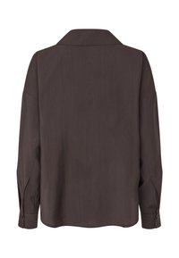 Chemise marron à manches longues avec col et poignets boutonnés ; texture lisse et coupe décontractée, avec un dos uni sans motifs.